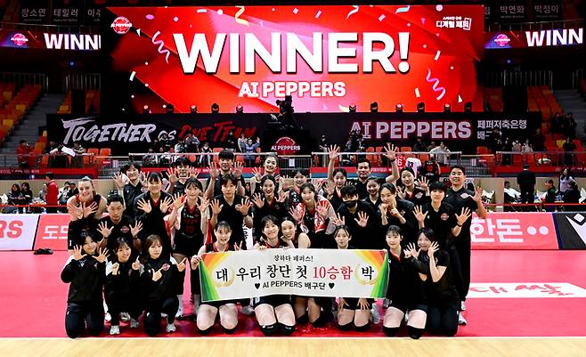 페퍼저축은행 선수들이 지난 19일 정관장을 꺾고 시즌 10승째를 달성한 뒤 기념 촬영을 하고 있다. KOVO 제공