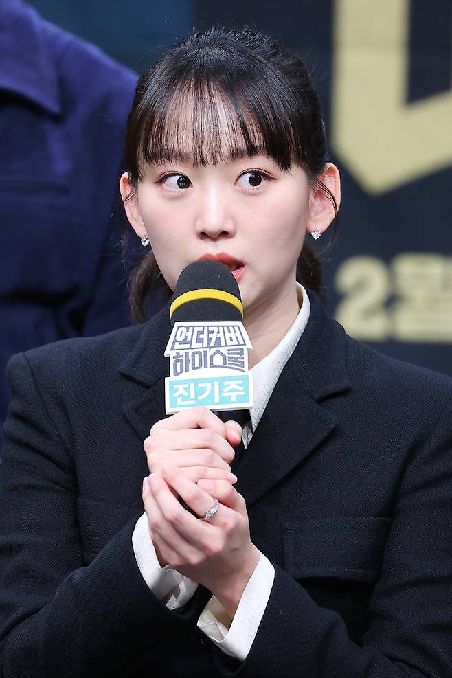 배우 진기주가 20일 오후 서울 마포구 MBC 골든마우스홀에서 열린 MBC 새 금토드라마 ‘언더커버 하이스쿨’ 제작발표회에서 질문에 답하고 있다.  사진 연합뉴스