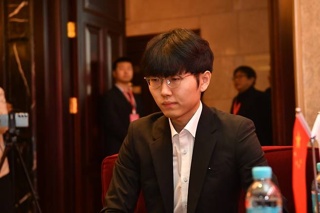 신진서 9단이 20일 중국 상하이의 그랜드 센트럴 호텔에서 열린 제26회 농심신라면배 세계바둑최강전 최종 3라운드 13국에서 중국의 리쉬안하오 9단과 대국하고 있다. 한국기원 제공