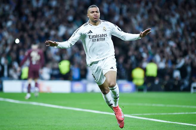 레알 마드리드 킬리안 음바페가 20일 유럽챔피언스리그 16강 PO 2차전에서 맨시티를 맞아 골을 넣은 뒤 세리머니하고 있다. 신화연합뉴스