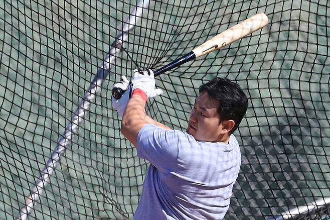 ▲ 지난해 미국프로야구 메이저리그(MLB) 뉴욕 메츠에서 방출된 최지만이 18일(현지시간) LG 트윈스 스프링캠프가 열리고 있는 미국 애리조나주 스코츠데일 인디언 스쿨 공원 야구장에서 LG 선수단과 타격 훈련하고 있다 ⓒ연합뉴스
