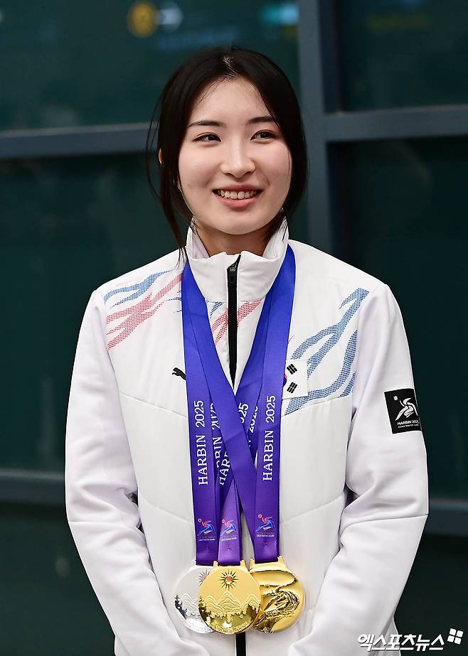 대한민국 쇼트트랙 국가대표 선수단이 '2025 하얼빈 동계 아시안게임'을 마친 뒤 10일 오후 인천국제공항을 통해 귀국했다.  대표팀 김길리가 입국장에서 미소짓고 있다. 엑스포츠뉴스 DB