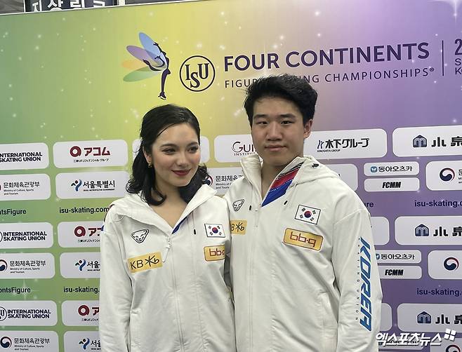 왼쪽부터 피겨스케이팅 한국 국가대표 임해나, 권예. 20일 ISU 사대륙선수권대회 아이스댄스 리듬댄스 연기를 마친 뒤 기념촬영하고 있다. 목동, 최원영 기자
