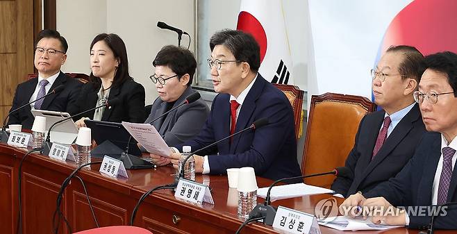 비대위 회의서 발언하는 권성동 원내대표 (서울=연합뉴스) 김주형 기자 = 국민의힘 권성동 원내대표(가운데)가 20일 국회에서 열린 비상대책위원회 회의에서 발언하고 있다. 2025.2.20 kjhpress@yna.co.kr
