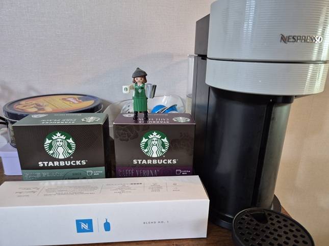 네스프레소 버츄오 머신과 블루보틀·스타벅스 캡슐./사진=김아름 기자 armijjang@