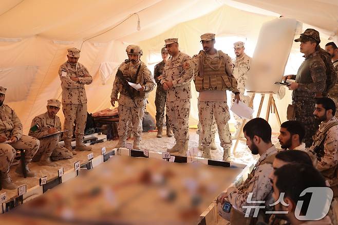 육군은 지난 10일부터 20일까지 ‘2025년 아랍에미리트(UAE) 연합훈련 TF’가 UAE군과의 현지 연합훈련을 성공적으로 마치고 귀국길에 오른다고 21일 밝혔다. 방어작전 야외기동훈련(FTX)을 앞둔 한-UAE군 장병들이 연합전술토의를 실시하며 세부작전계획을 수립하고 있다. (육군 제공. 재판매 및 DB 금지) 2025.2.21/뉴스1