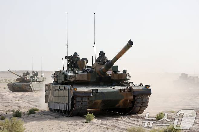 육군은 지난 10일부터 20일까지 ‘2025년 아랍에미리트(UAE) 연합훈련 TF’가 UAE군과의 현지 연합훈련을 성공적으로 마치고 귀국길에 오른다고 21일 밝혔다. UAE 알하므라 훈련장에서 방어작전 야외기동훈련(FTX)에 참가한 K2전차가 적의 공격이 예상되는 지점으로 기동하고 있다. (육군 제공. 재판매 및 DB 금지) 2025.2.21/뉴스1