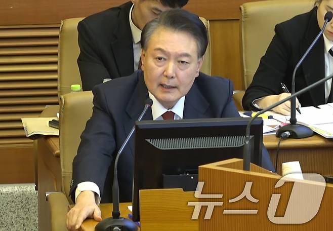 윤석열 대통령이 20일 서울 종로구 헌법재판소 대심판정에서 열린 탄핵심판 10차 변론에서 발언하고 있다. (헌법재판소 제공. 재판매 및 DB 금지) 2025.2.20/뉴스1