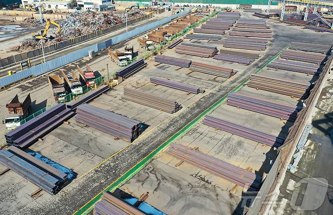 인천의 한 제철공장에 철근이 쌓여 있다./뉴스1 ⓒ News1 김도우 기자