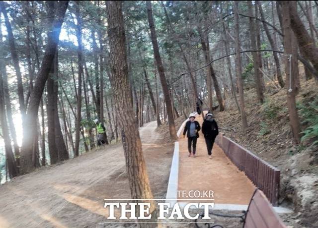 거제 고현근린공원 내 조성된 맨발산책로/거제시