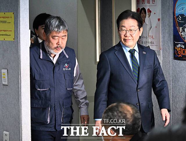 회의장 들어서는 김동명 한국노총 위원장(왼쪽)과 이재명 더불어민주당 대표.