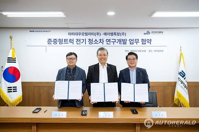 준중형트럭 전기 청소차 연구개발 업무협약을 체결한 타타대우모빌리티 김방신 대표이사(가운데),&nbsp;타타대우판매 김정우 대표(우측),&nbsp;에이엠특장 윤홍식 대표이사(좌측). (타타대우모빌리티)