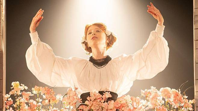 키이우 소재 이반 프랑코 극장에서 선보인 19세기 희극소설을 원작으로 한 연극 '코노톱의 마녀'는 흥행에 성공했다