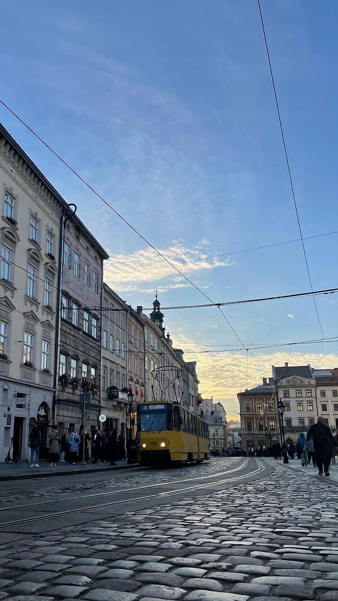 우크라이나 서부 도시 리비우는 최전선에서 수백마일 떨어져 있음에도 공습에 시달린다