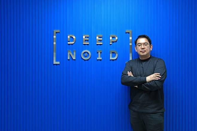 고성민 딥노이드 의료 연구개발(R&D) 본부장·이사가&nbsp;딥노이드 본사 앞에서 자세를 취하고 있다. 딥노이드 제공