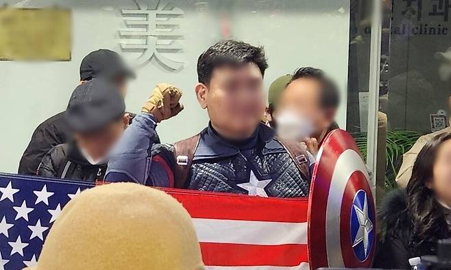 지난 10일 ‘캡틴 아메리카’ 복장을 하고 서울 중구 국가인권위원회 건물을 점거한 40대 남성 안아무개씨 모습. 연합뉴스