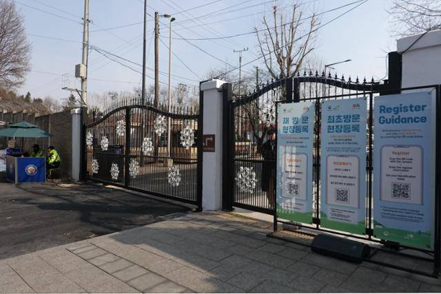 굳게 닫힌 용산 어린이정원의 철문. 안창모 교수 제공