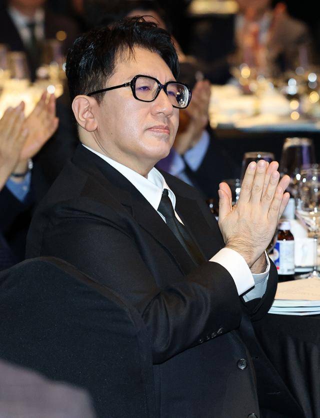 방시혁 하이브 의장이 20일 서울 여의도 FKI타워에서 열린 한국경제인협회 제64회 정기총회에 참석해 박수를 치고 있다. 뉴스1