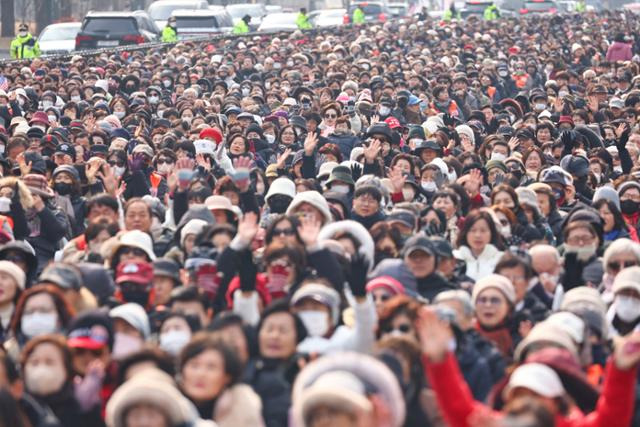 서울 종로구 세종대로에서 열린 광화문 전국 주일 연합예배에서 신도들이 전광훈 사랑제일교회 목사의 발언을 듣고 있다. 연합뉴스