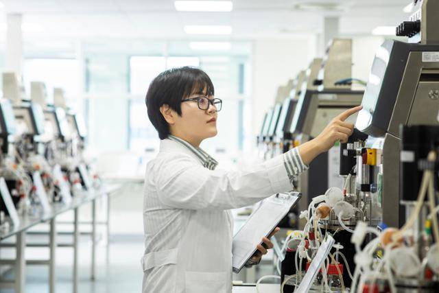 인천 송도 삼성바이오에피스 연구실에서 한 직원이 실험 장비를 살펴보고 있다. 삼성바이오에피스 제공