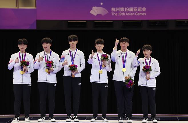<yonhap photo-4483="">2023년 무패로 아시아 정상 오른 한국의 LOL 국가대표팀. 연합뉴스</yonhap>