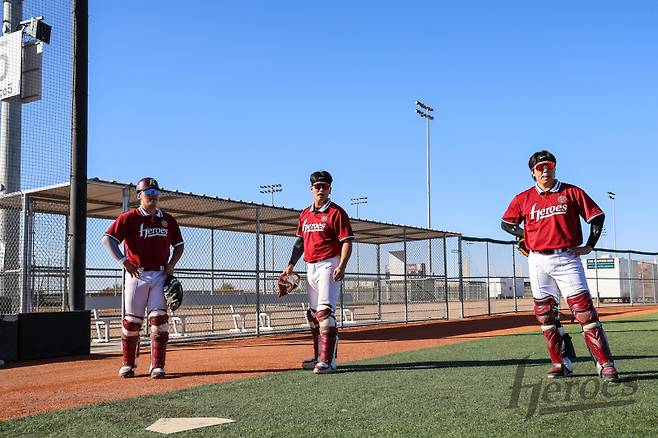 키움 포수진이 지난 6일 미국 애리조나주 메사 애슬레틱 그라운드에서 훈련을 하고 있는 모습. 왼쪽부터 김동헌, 김건희, 김재현. 키움 제공