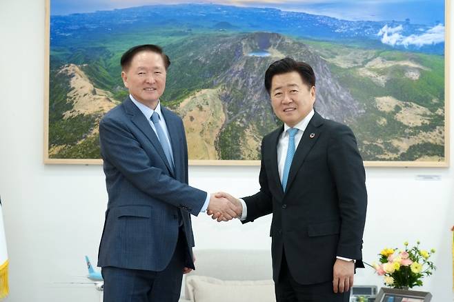 지난 17일, 오영훈 제주도지사(오른쪽)와 우기홍 대한항공 대표이사 부회장이 제주 항공편 확대 논의를 마친 후 악수를 나누고 있다. (제주도 제공)