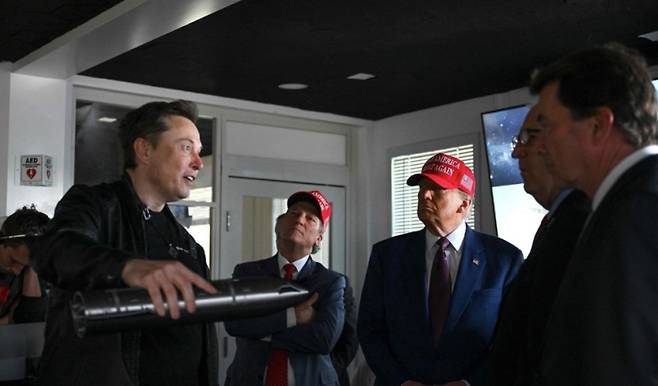 ▲ 작년 11월 화성 우주선 스타십 발사 현장에서 도널드 트럼프 대통령에게 비행 과정 설명하는 일론 머스크(왼쪽) [연합뉴스]&nbsp;