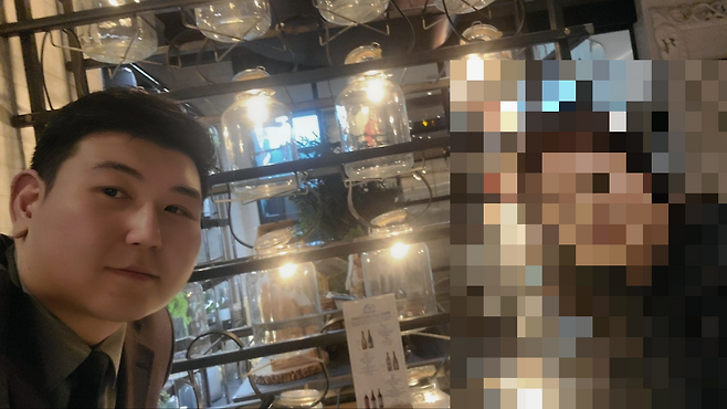 ‘캡틴아메리카’ 안병희 씨가 KBS에 보낸 사진. 안 씨가 여당 정치인과 함께 있는 모습입니다.