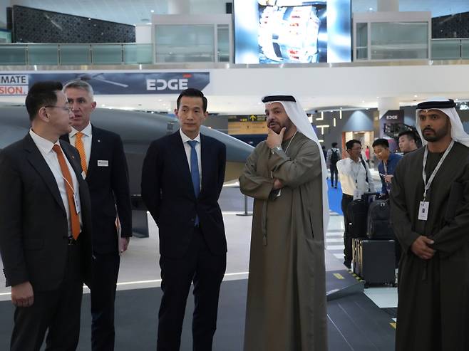 김동관 한화그룹 부회장(왼쪽 세 번째)이 지난 17일(현지시각) 아랍에미리트(UAE)에서 열린 방위산업 전시회 ‘IDEX 2025’에서 EDGE그룹 CEO ‘파이살 알 반나이(Faisal Al Bannai, 왼쪽 네 번째)’와 업무 미팅을 진행하고 있다. 한화에어로스페이스 제공&nbsp;