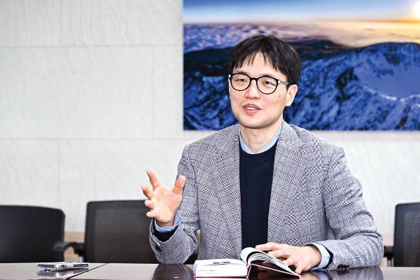 윤영휘 경북대 사학과 교수가 지난 13일 서울 여의도 국민일보 회의실에서 신간 ‘윌버포스’(홍성사)를 펴낸 계기를 설명하고 있다. 장진현 포토그래퍼
