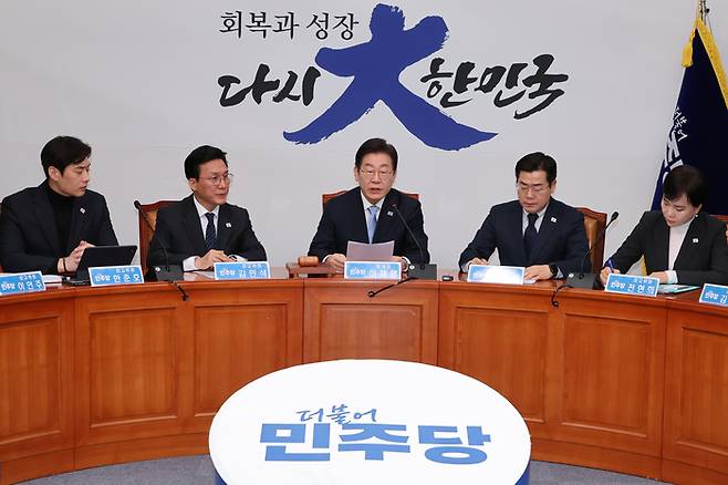 이재명 더불어민주당 대표가 19일 서울 여의도 국회에서 열린 최고위원회의에서 발언하고 있다. [사진 출처 = 연합뉴스]