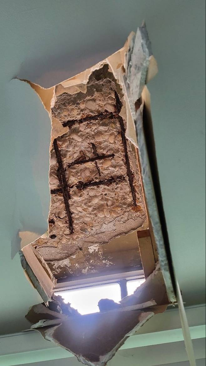 삼각맨션 천장 외벽 붕괴 모습 [사진 = 제보자]