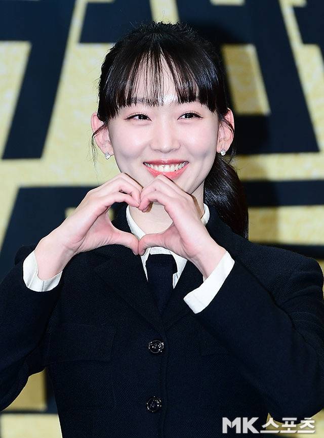 싱글 브레스티드 디자인과 허리 라인을 강조한 실루엣이 특유의 카리스마를 더했다.사진=김영구 기자