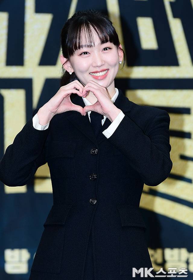 진기주는 화이트 셔츠와 블랙 타이를 매치해 정돈된 룩을 완성했다.사진=김영구 기자