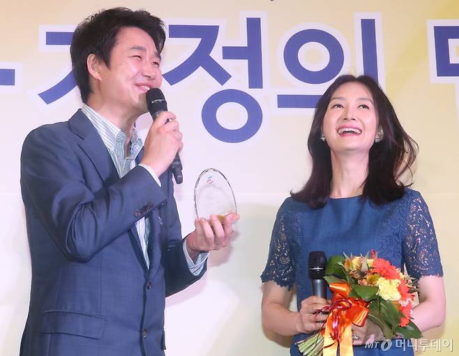 지난 2013년 5월 2일 서울 용산 백범김구기념관에서 열린 '2013 청소년·가정의 달 기념식' 에서 수상자로 선정된 배우 채시라와 남편 김태욱 회장이 소감을 밝히고 있다. /사진=머니투데이DB