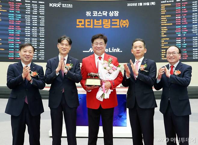 (서울=뉴스1) = 20일 오전 서울 영등포구 한국거래소에서 열린 모티브링크 코스닥시장 상장기념식에서 유도석 한국IR협의회 상무(왼쪽부터), 민경욱 한국거래소 코스닥시장본부장, 김기한 모티브링크 대표이사, 강성범 미래에셋증권 부사장, 강왕락 코스닥협회 부회장이 기념촬영을 하고 있다. (한국거래소 제공. 재판매 및 DB 금지) 2025.2.20/뉴스1  Copyright (C) 뉴스1. All rights reserved. 무단 전재 및 재배포,  AI학습 이용 금지. /사진=(서울=뉴스1)