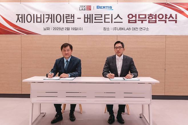 제이비케이랩과 베르티스는 지난 19일 JBK랩 대전 연구소에서 업무협약을 체결했다. 이날 협약식에 참석한 제이비케이랩 장봉근 대표(왼쪽)와 한승만 대표.