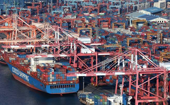 부산 남구 감만부두에서 수출입 컨테이너 선적 및 하역작업이 진행되고 있다. / 사진=뉴시스 하경민 기자