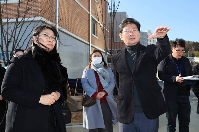 이상일 용인특례시장이 3월 개교하는 처인초·중 통합학교를 방문해 개교 준비 상황을 점검했다. / 사진제공=용인특례시