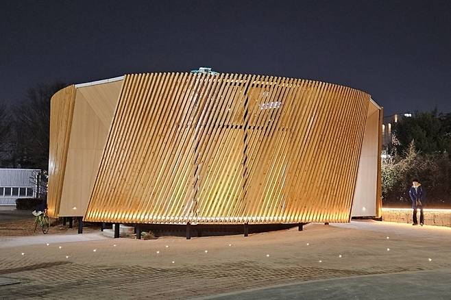 9억원을 들여 리모델링 후 공개된 수성못 공중화장실. [대구 수성구 제공]