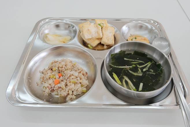 지난 2024년 8월 노동환경건강연구소가 추진한 바이오 모니터링 프로그램 ‘우리가족 실험실’에서 제공된 식사.[노동환경건강연구소 홈페이지 갈무리]