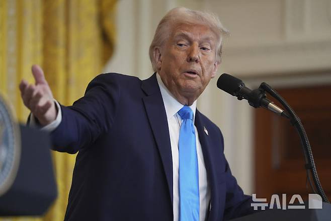 [워싱턴=AP/뉴시스] 도널드 트럼프 미국 대통령이 지난 4일(현지 시간) 백악관 이스트룸에서 베냐민 네타냐후 이스라엘 총리와 공동 기자회견하고 있다. 2025.02.21.