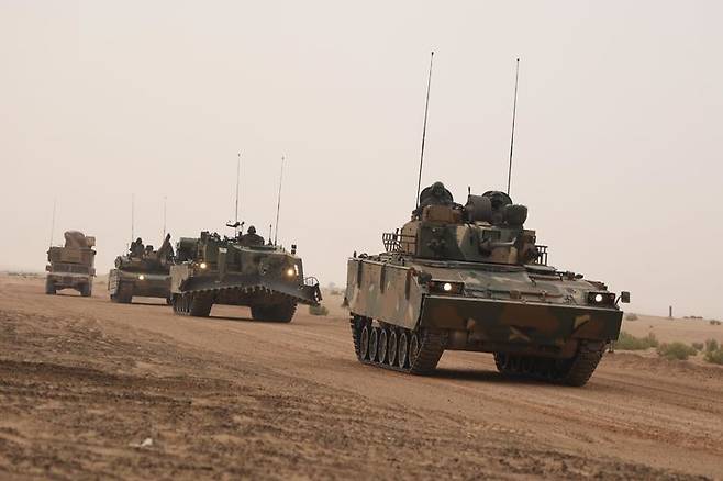 [서울=뉴시스] 육군은 기계화부대가 투입된 첫 아랍에미리트(UAE) 현지 연합훈련이 성공리에 종료됐다고 21일 밝혔다.지난 10일부터 20일까지 UAE 알하므라 훈련장에서 실시된 훈련에는 제8기동사단 장병들을 주축으로 K2전차·K9A1자주포 등 육군 기계화부대 주요전력 14대가 투입되었다. 사진은 공격작전 야외기동훈련(FTX) 간 임무를 하달받은 양국군 기계부대(앞에서부터 K21보병전투장갑차, K600장애물개척전차, K2전차, UAE군 전술차량)가 임무지역을 향해 출발하고 있다. 육군 기계화부대의 UAE 현지 연합훈련은 이번이 처음이다. (사진=육군 제공) 2025.02.21. photo@newsis.com *재판매 및 DB 금지