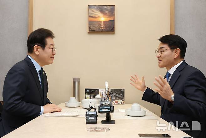 [서울=뉴시스] 고승민 기자 = 이재명 더불어민주당 대표와 박용진 전 의원이 21일 서울 여의도의 한 식당에서 만나 대화를 하고 있다. 2025.02.21. kkssmm99@newsis.com