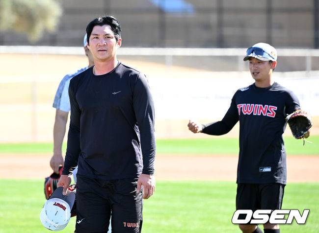 [OSEN=애리조나(미국), 이대선 기자] 19일(한국시간) 미국 애리조나주 스코츠데일 인디언스쿨 파크 베이스볼필드에서 LG 트윈스의 1차 스프링캠프가 진행됐다.미국 스프링캠프를 마친 LG는 오는 2월 24일 일본 오키나와에서 2차 스프링캠프를 펼칠 예정이다.LG 오지환이 선수들과 훈련을 마치고 이동하고 있다. 2025.02.19 / sunday@osen.co.kr