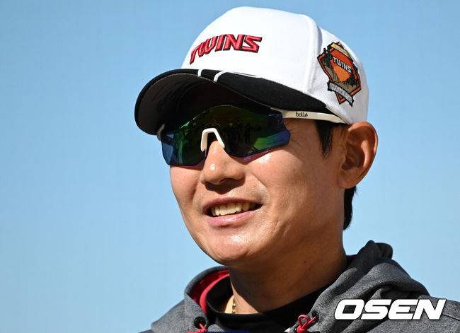[OSEN=애리조나(미국), 이대선 기자] 20일(한국시간) 미국 애리조나주 스코츠데일 인디언스쿨 파크 베이스볼필드에서 LG 트윈스의 1차 스프링캠프가 진행됐다.미국 스프링캠프를 마친 LG는 오는 2월 24일 일본 오키나와에서 2차 스프링캠프를 펼칠 예정이다.LG 염경엽 감독이 미소를 짓고 있다. 2025.02.20 / sunday@osen.co.kr