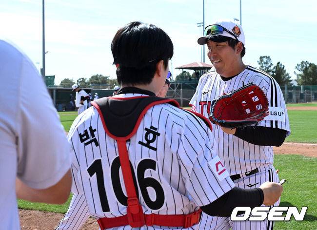 [OSEN=애리조나(미국), 이대선 기자] 20일(한국시간) 미국 애리조나주 스코츠데일 인디언스쿨 파크 베이스볼필드에서 LG 트윈스의 청백전이 진행됐다.미국 스프링캠프를 마친 LG는 오는 2월 24일 일본 오키나와에서 2차 스프링캠프를 펼칠 예정이다.LG 김현수가 수비를 마치고 동료들과 하이파이브를 하고 있다. 2025.02.20 / sunday@osen.co.kr