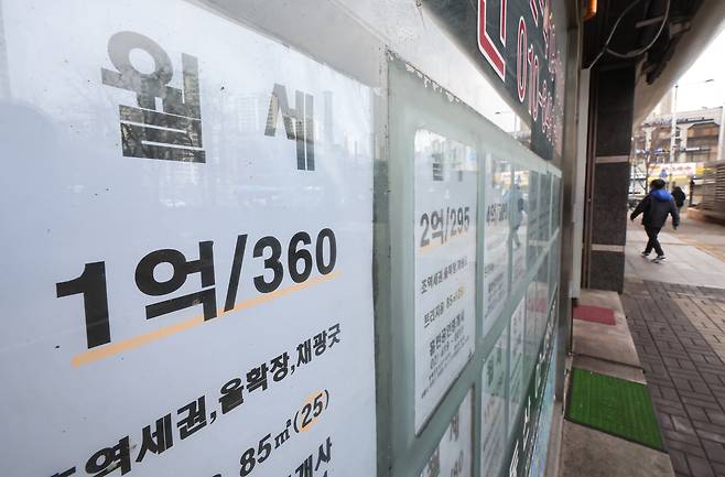 지난 16일 서울 시내 한 부동산중개업소에 아파트 월세 매물정보가 게시돼 있다. 뉴스1