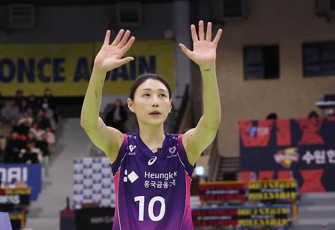 이번 시즌을 끝으로 은퇴하는 김연경이 21일 오후 경기 수원시 장안구 수원실내체육관에서 열린 프로배구 '도드람 2024-2025 V-리그' 여자부 현대건설과 흥국생명의 경기를 마친 뒤 팬들에게 인사를 하고 있다. 뉴스1